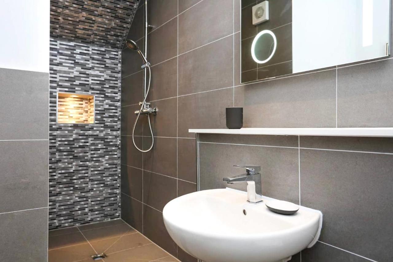 Ultra Modern, Stylish Apartment Next To Princes St 에든버러 외부 사진